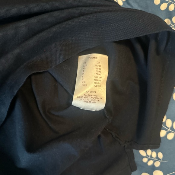 Louis Vuitton polos shirt Large but it’s a slim fit mostly like a medium - Picture 4 of 6